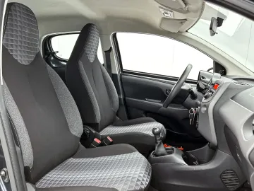 Car image 29
