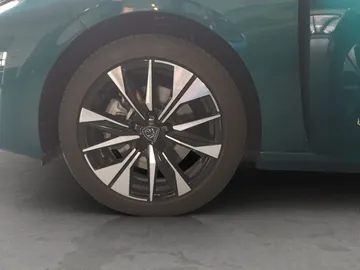Car image 18
