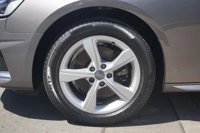 Car image 30