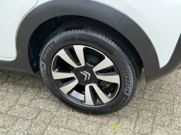 Car image 38