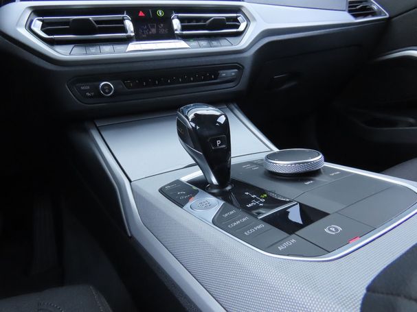 BMW 320i 135 kW image number 27