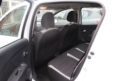 Car image 11