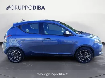 Car image 4