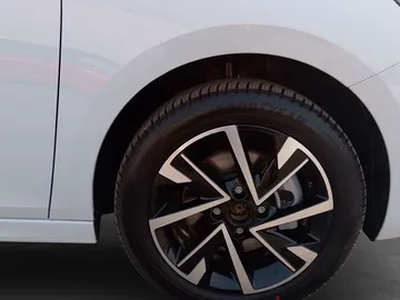 Car image 26