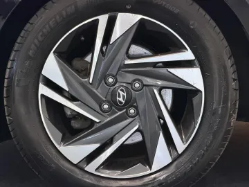 Car image 32