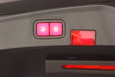 Car image 32