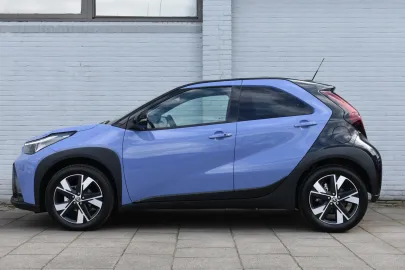 Car image 3