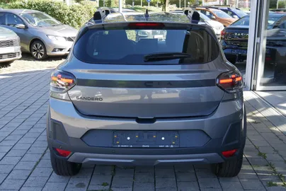 Car image 4