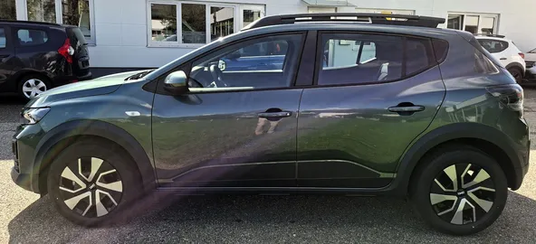 Car image 3