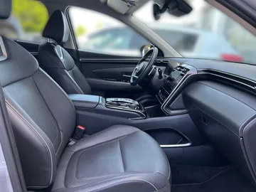Car image 14