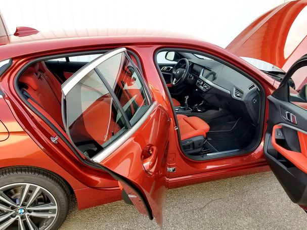 BMW 118i 100 kW image number 7