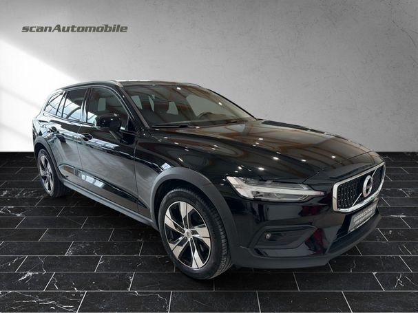 Volvo V60 Cross Country Pro AWD 145 kW image number 3