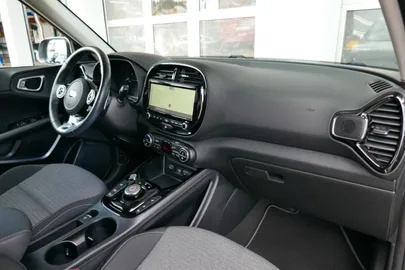 Car image 18