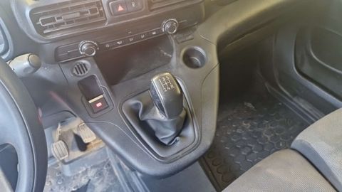 Car image 16