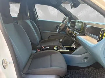Car image 15