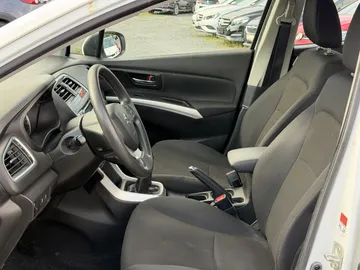 Car image 10