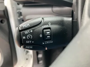 Car image 35