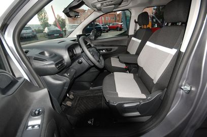 Car image 12