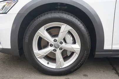 Car image 28