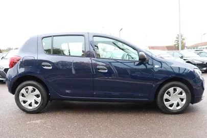 Car image 4