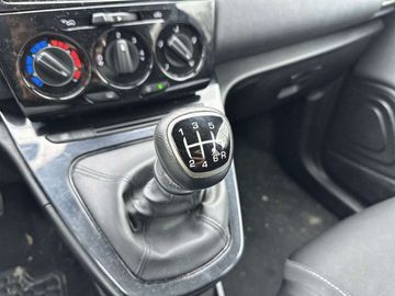 Car image 16