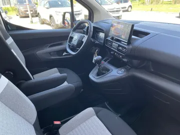 Car image 30