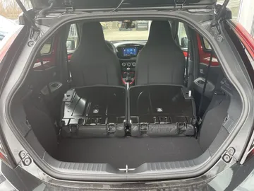 Car image 17