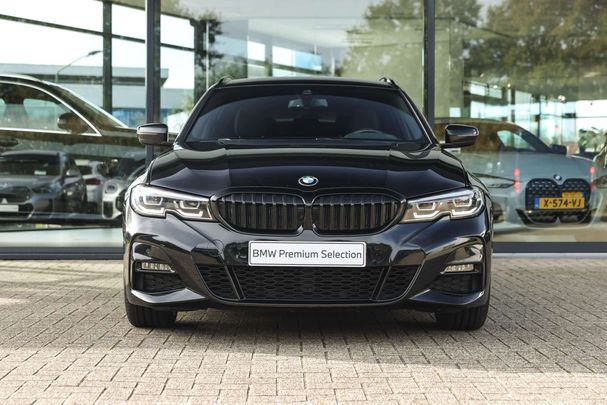 BMW 320i Touring 135 kW image number 2