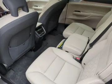 Car image 30