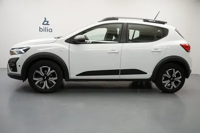 Car image 3