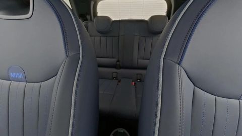 Car image 26