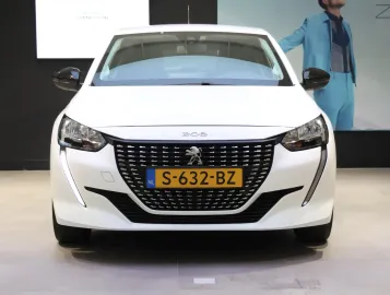 Car image 3