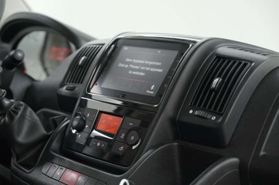 Car image 26