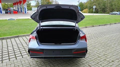 Car image 9