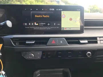Car image 30