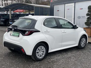 Car image 4