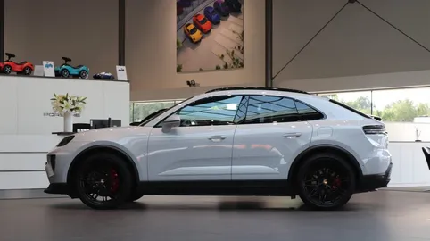Car image 3