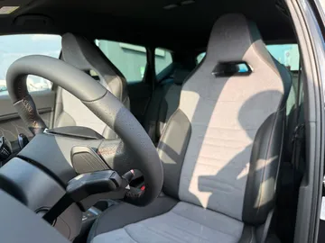 Car image 32