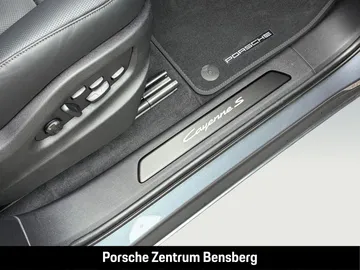 Car image 30