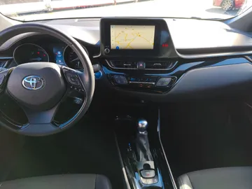 Car image 14
