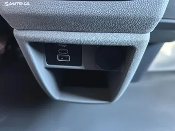 Car image 32