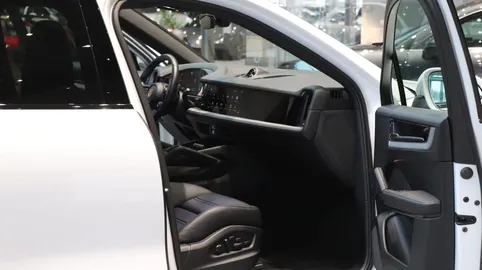 Car image 10