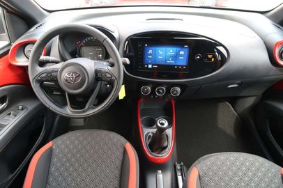 Car image 10