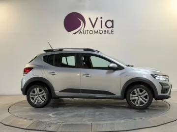 Car image 4