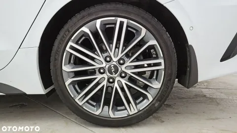 Car image 24