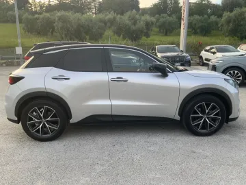 Car image 4