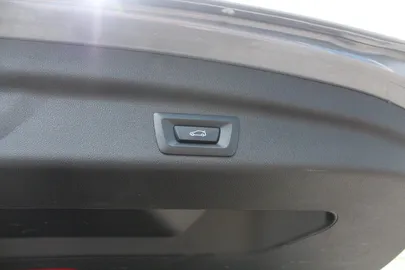Car image 32