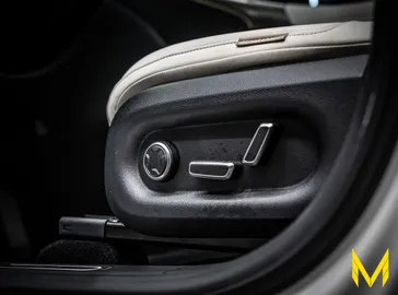 Car image 30