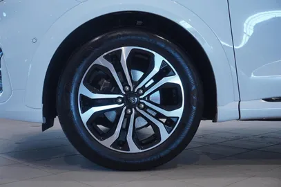 Car image 13