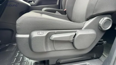 Car image 32